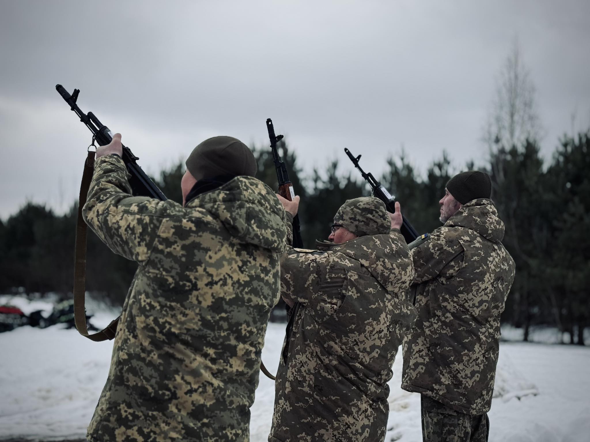Салютна команда виконує три залпи холостими патронами