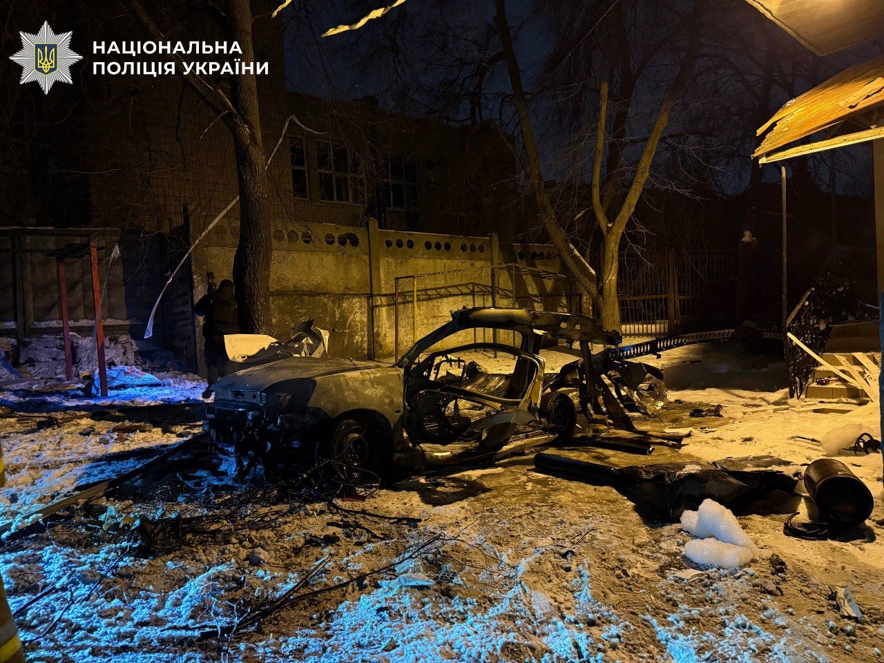 Знищена вибухом автівка