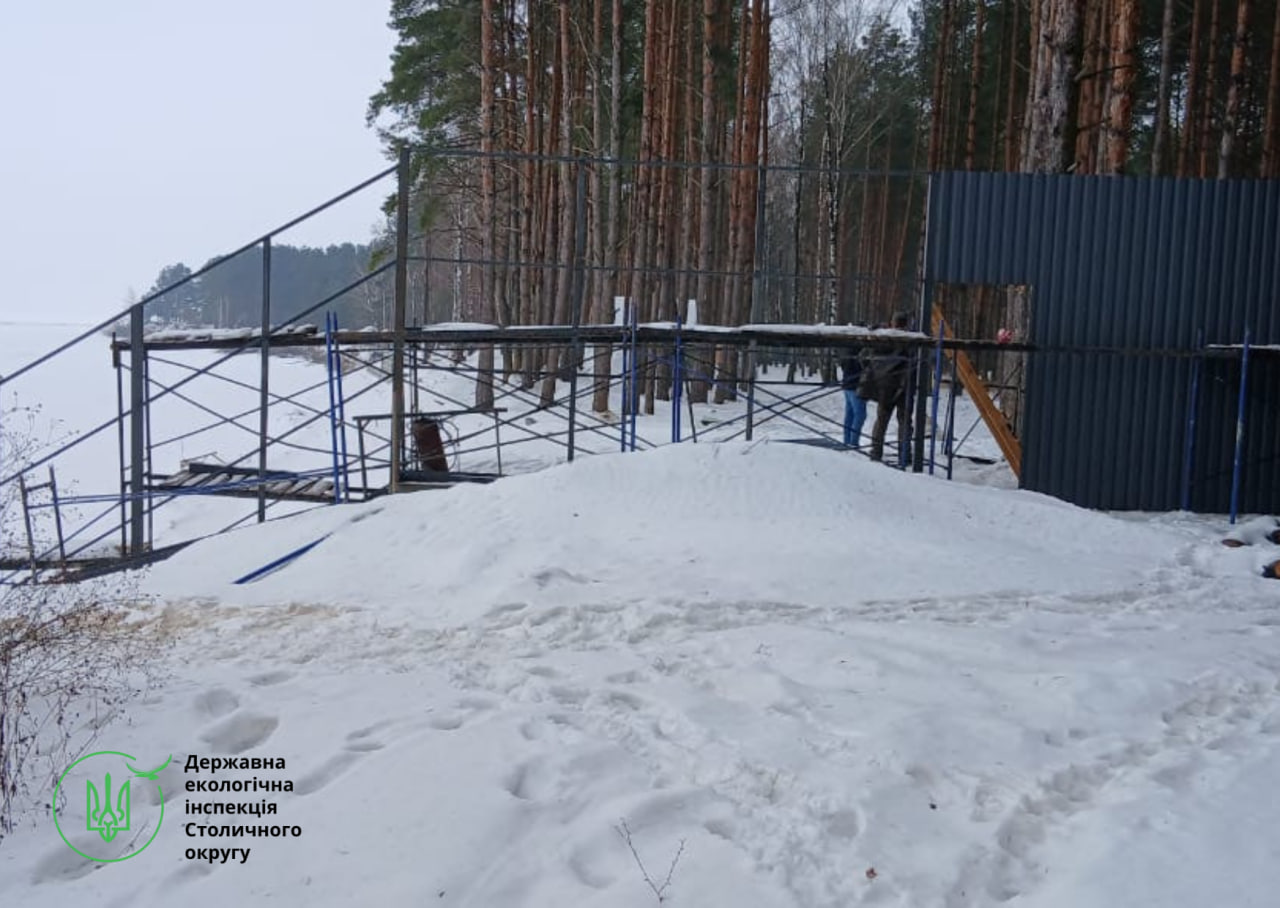 Будівництво на березі Київського водосховища