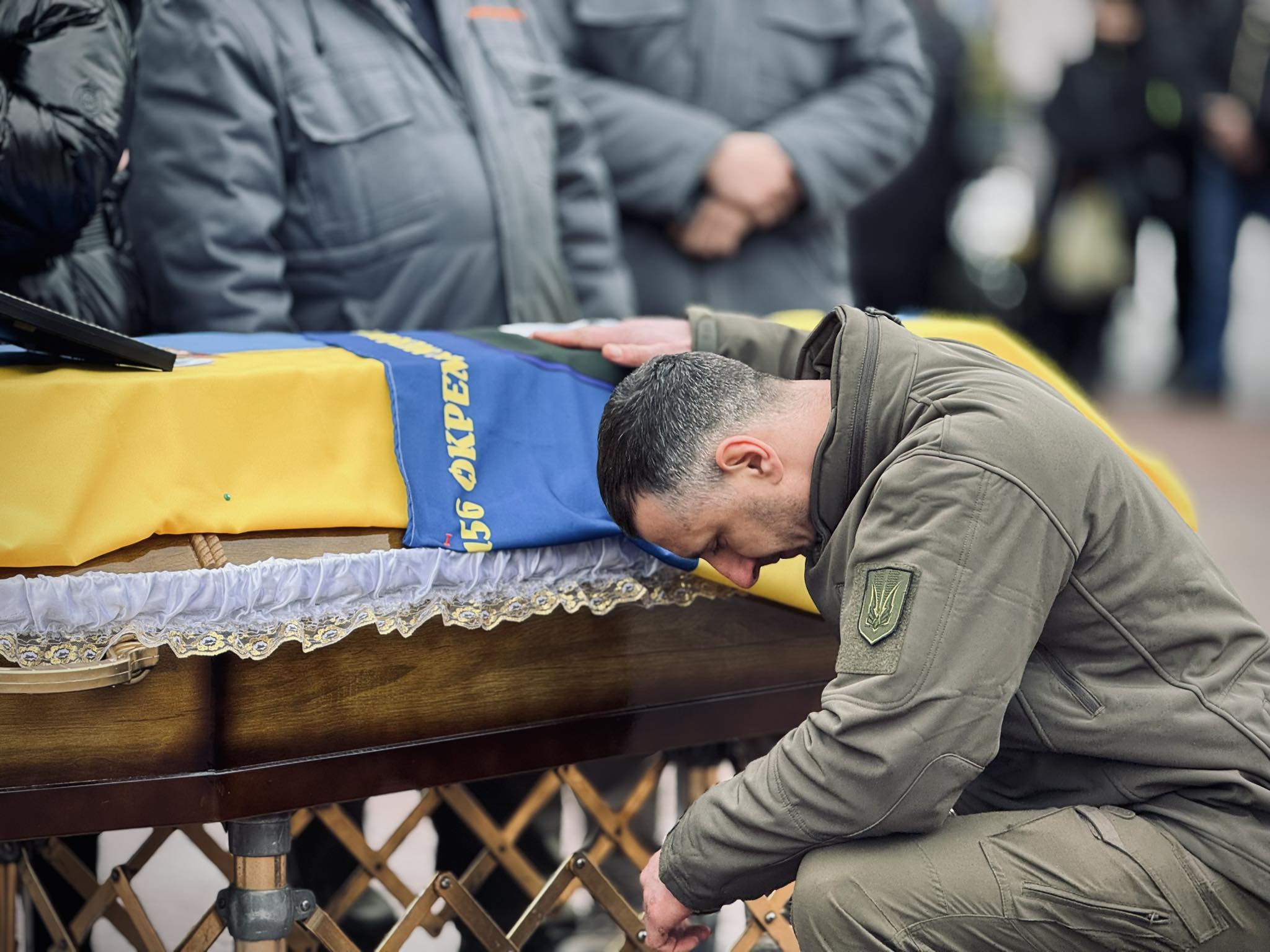 Побратими прощаються з полеглим захисником