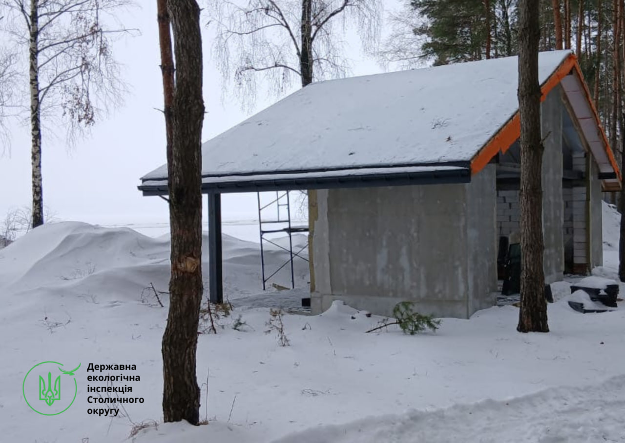 На березі Київського водосховища на території Димерської селищної територіальної громади виявлено проведення несанкціонованого будівництва
