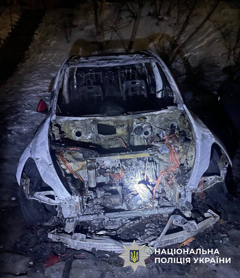 Усі автівки було знищено у нічний час