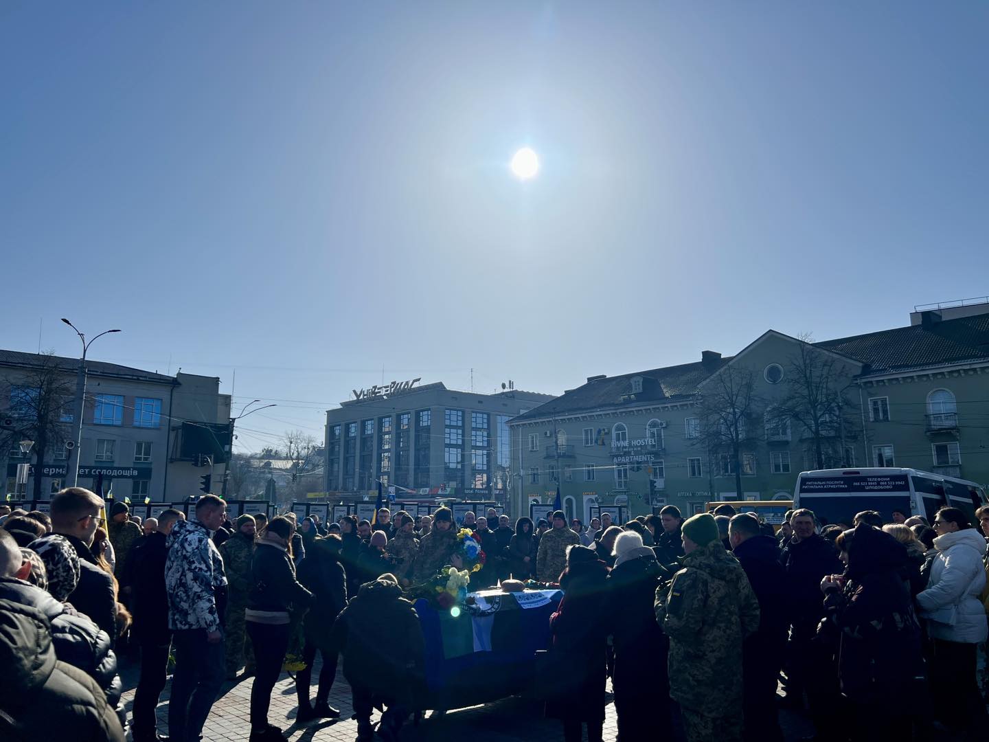 Прощання із захисником на майдані Незалежності в Рівному