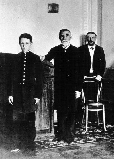 Михайло Терещенко в 1-й гімназії з дідом Н.А. Терещенком і дядею Б.І. Ханенко