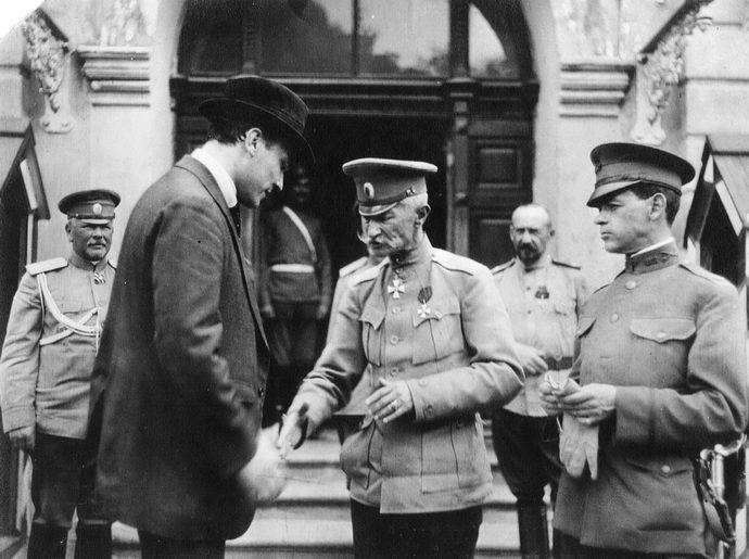 М.І. Терещенко (ліворуч) з генералом О.О. Брусиловим