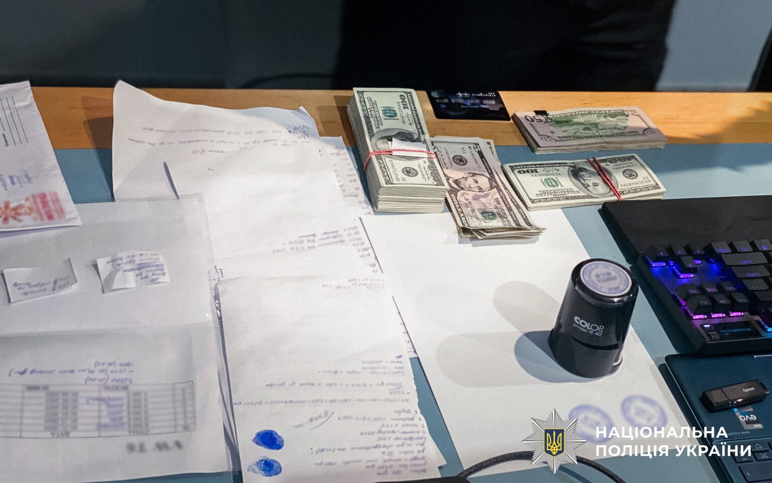 Під час обшуків було вилучено речові докази у даній справі