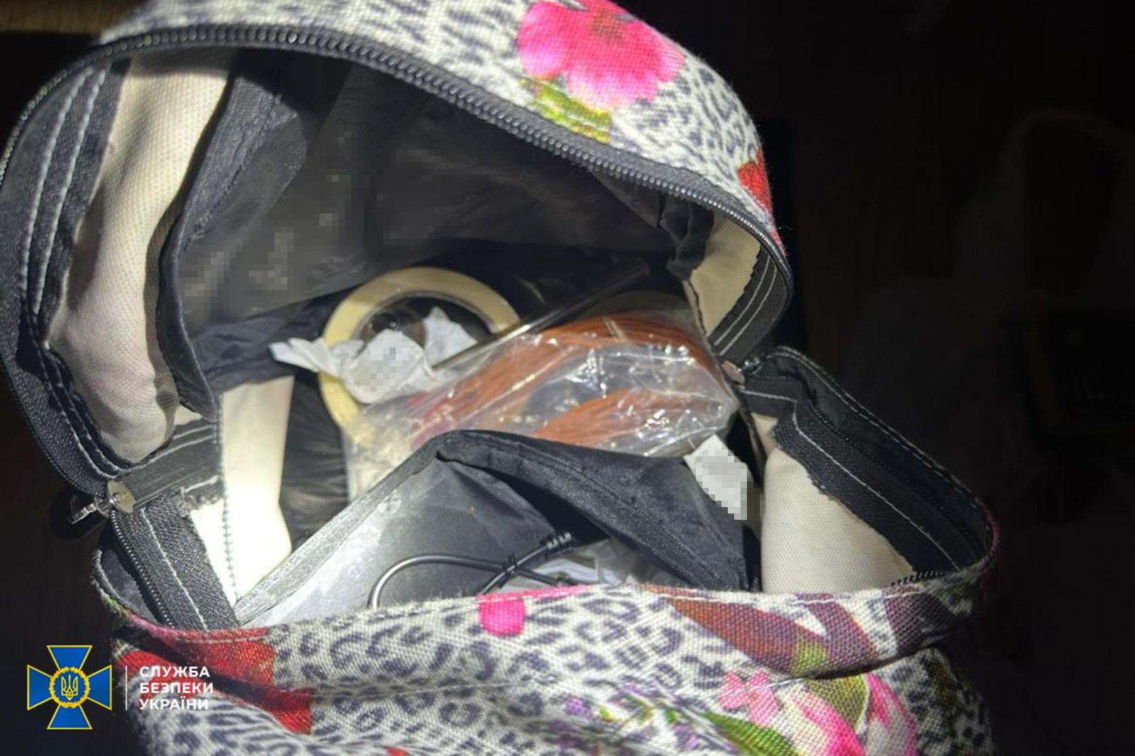 Під час обшуків за місцем тимчасового проживання затриманої вилучено вибухівку, а також смартфон із доказами співпраці з окупантами