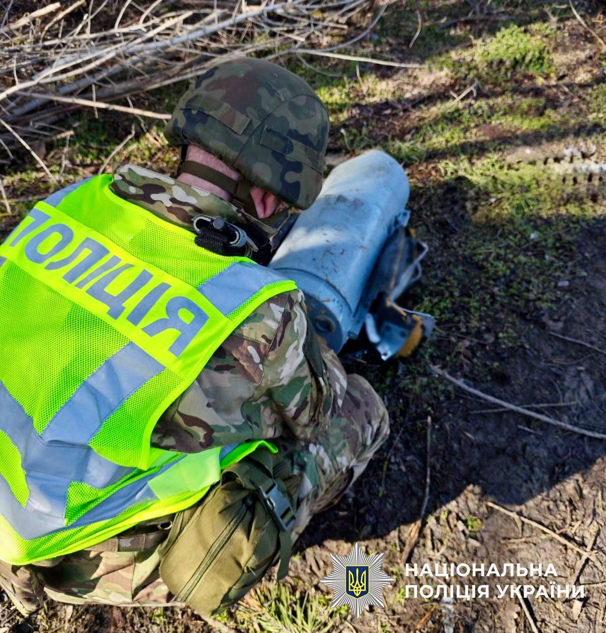 Вибухотехнік оглядає небезпечну знахідку