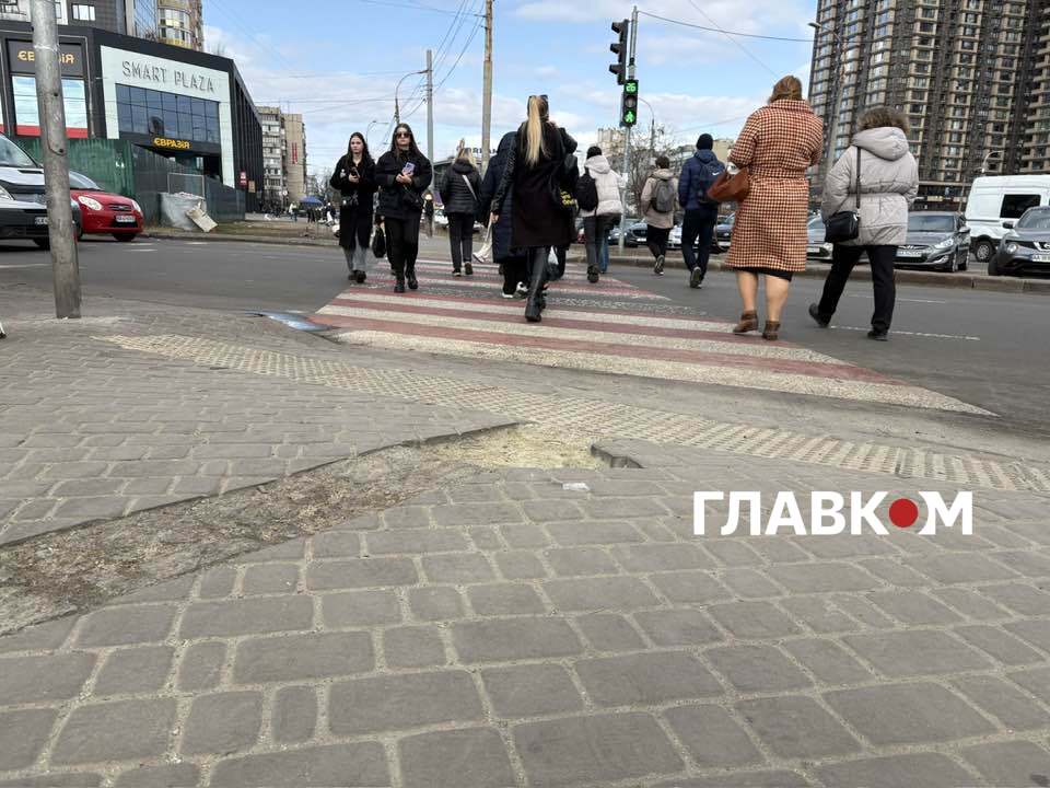 Яма, що утворилася внаслідок руйнування тактильної плитки
