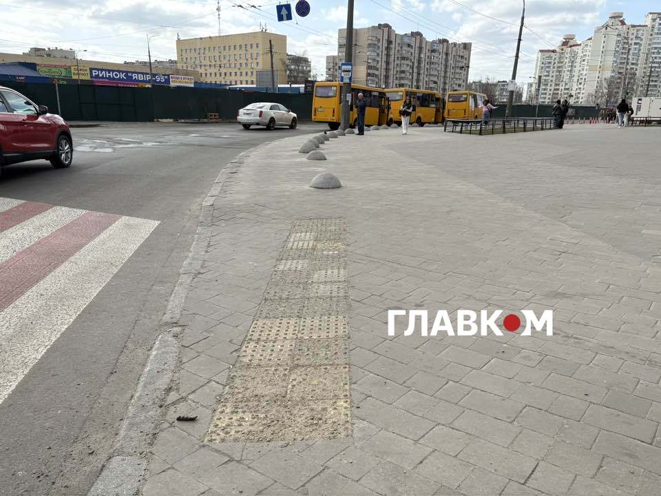 Руйнування тактильної плитки перед пішохідним переходом біля ТЦ Smart Plaza Obolon