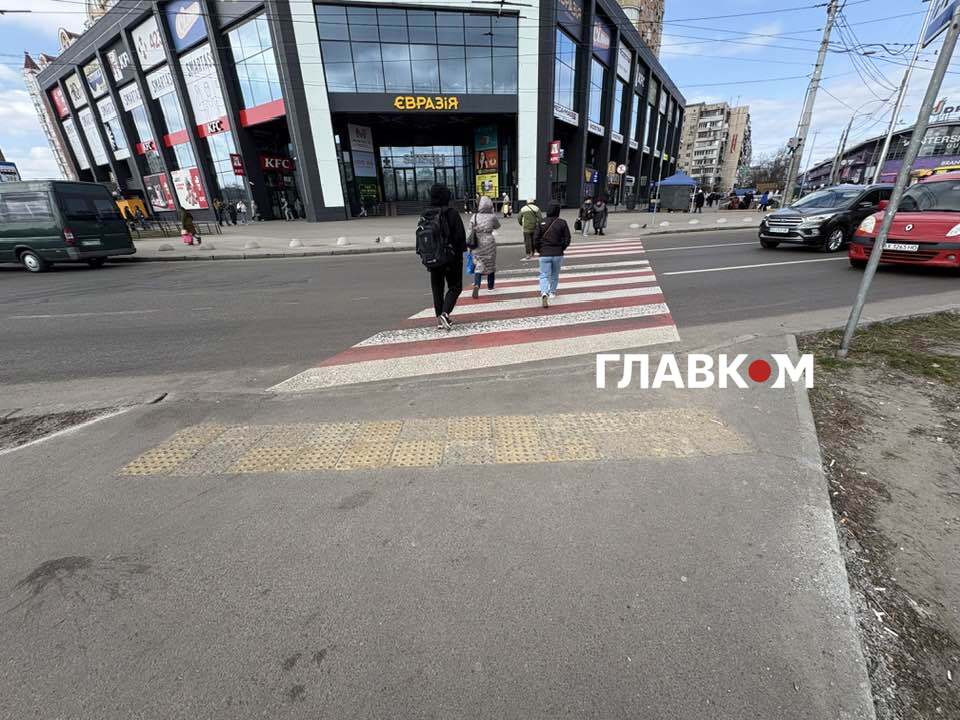 Руйнування тактильної плитки на переході у бік ТЦ Smart Plaza Obolon