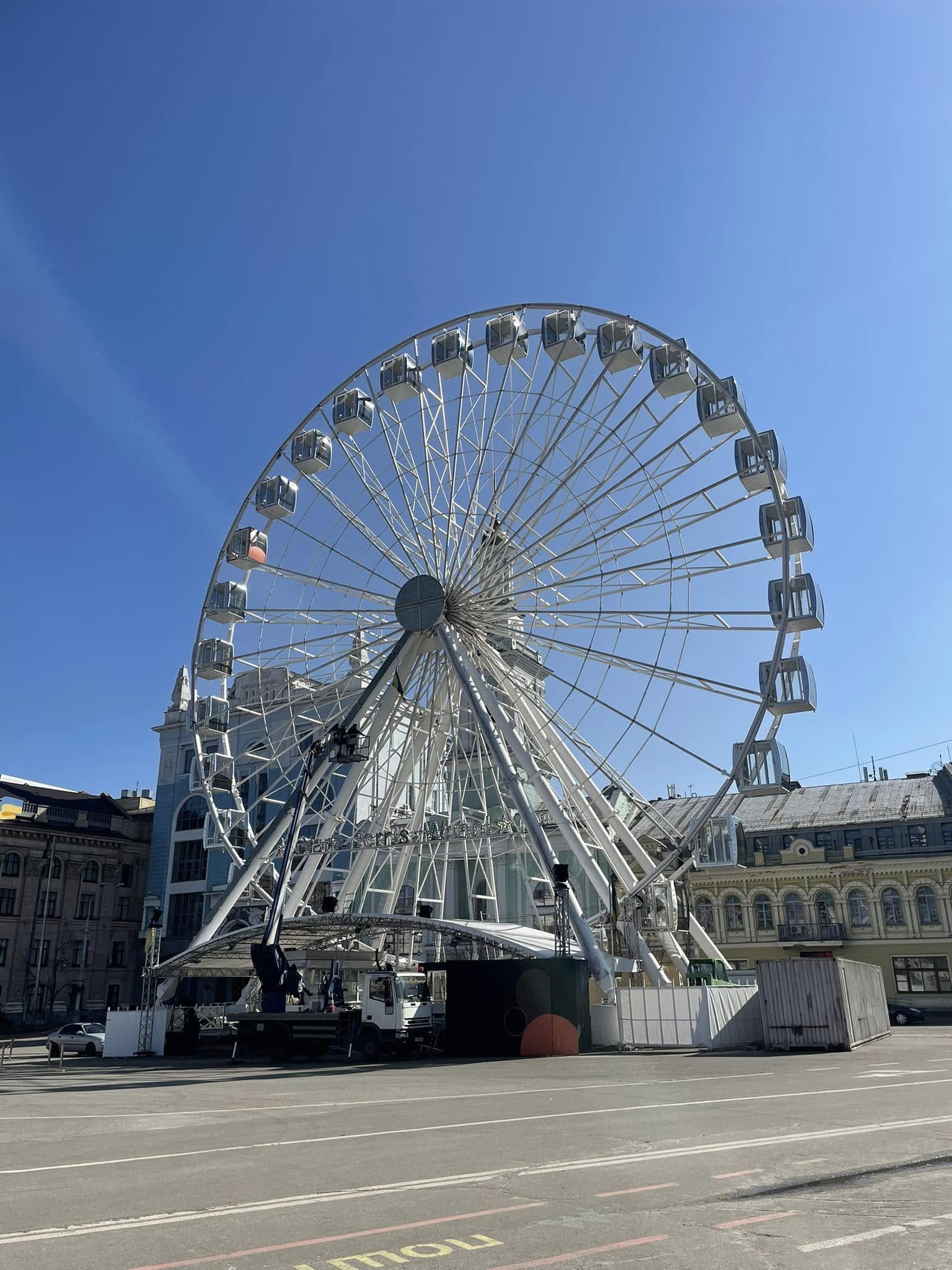 Початок демонтажу колеса огляду на Подолі. Березень, 2026 рік