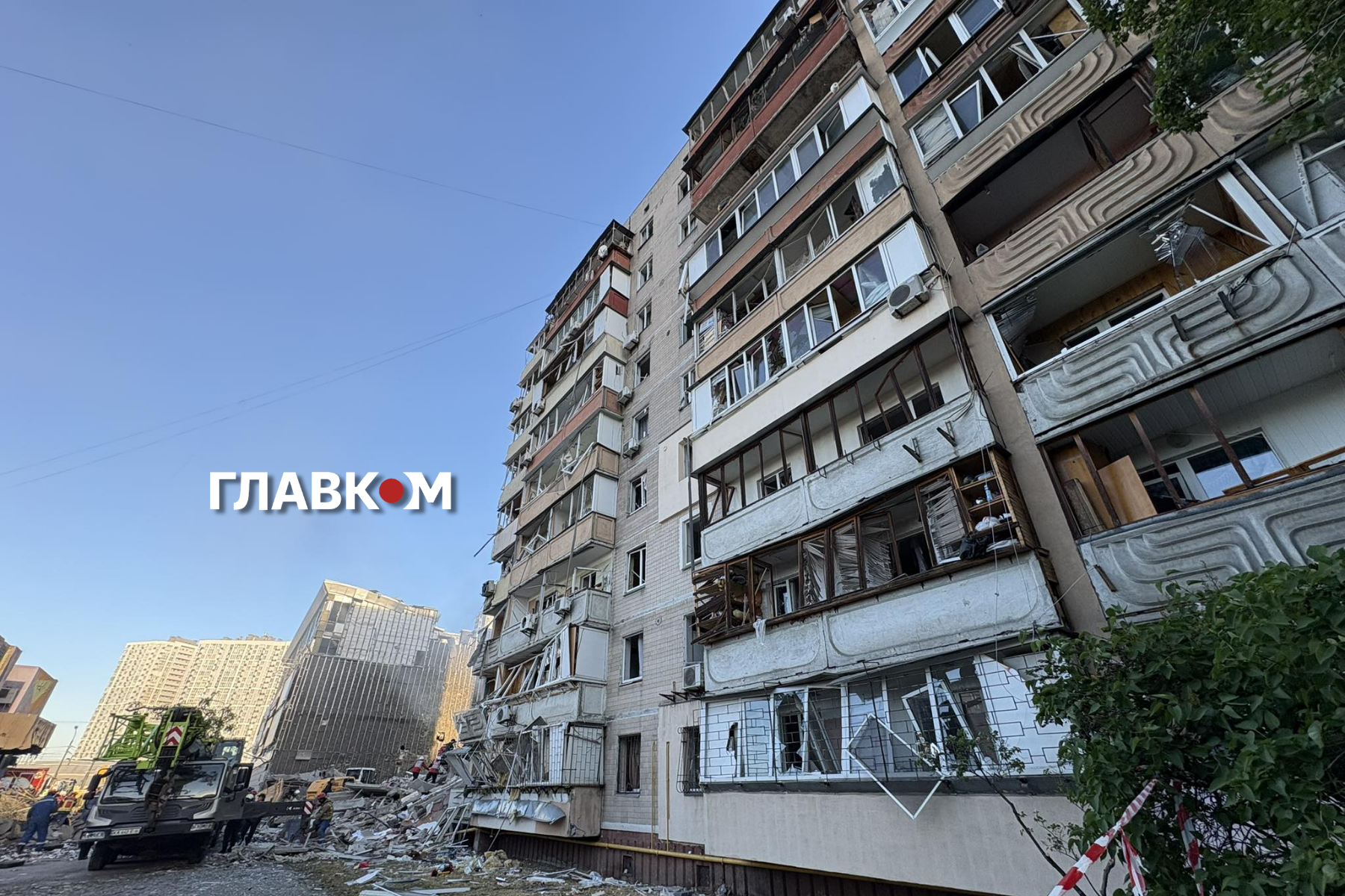 У Києві люди несуть квіти та іграшки до зруйнованої ударом РФ багатоповерхівки (відео) фото 1