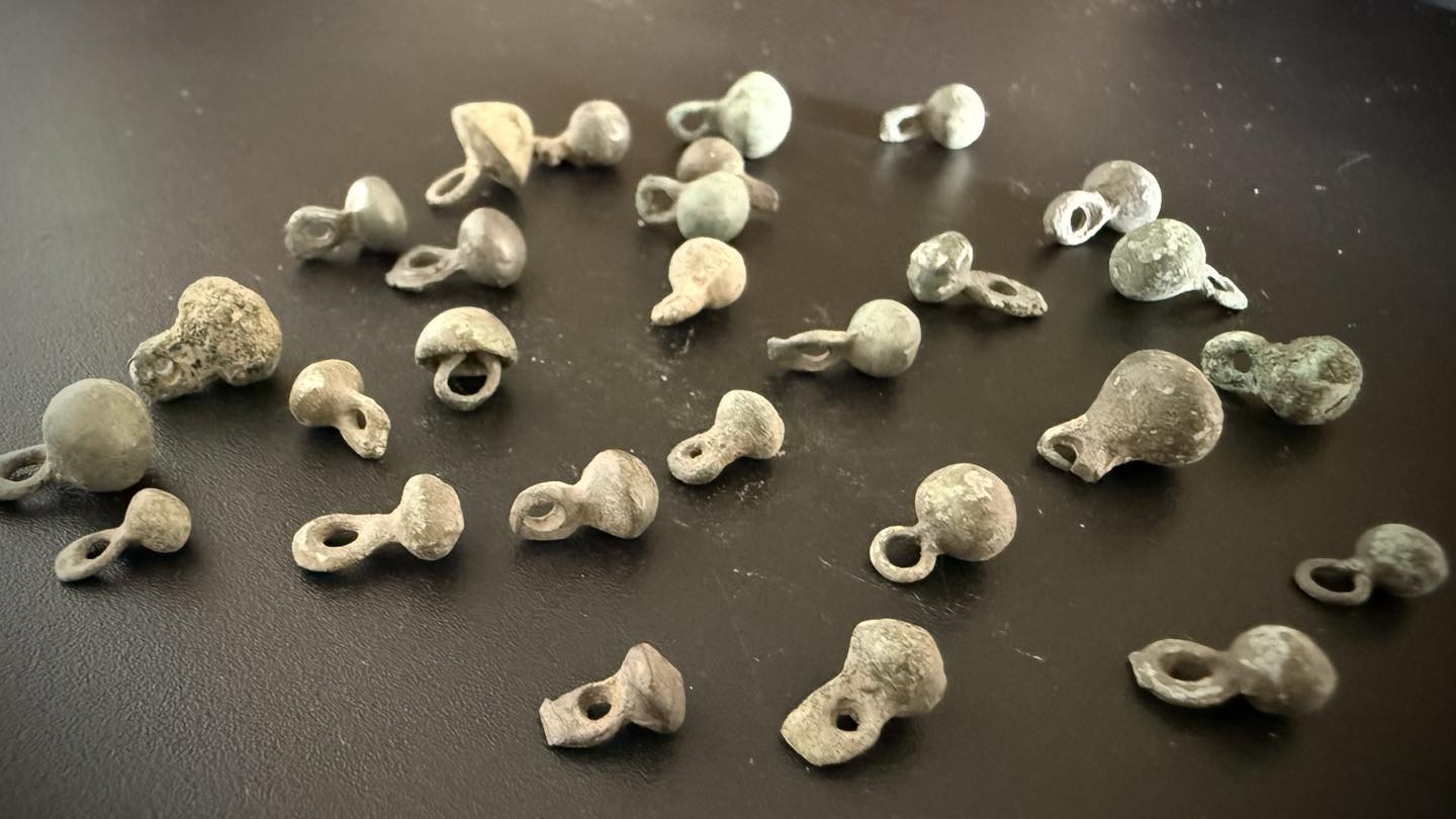 Гудзики, зразки одежної гарнітури 9-18 ст.