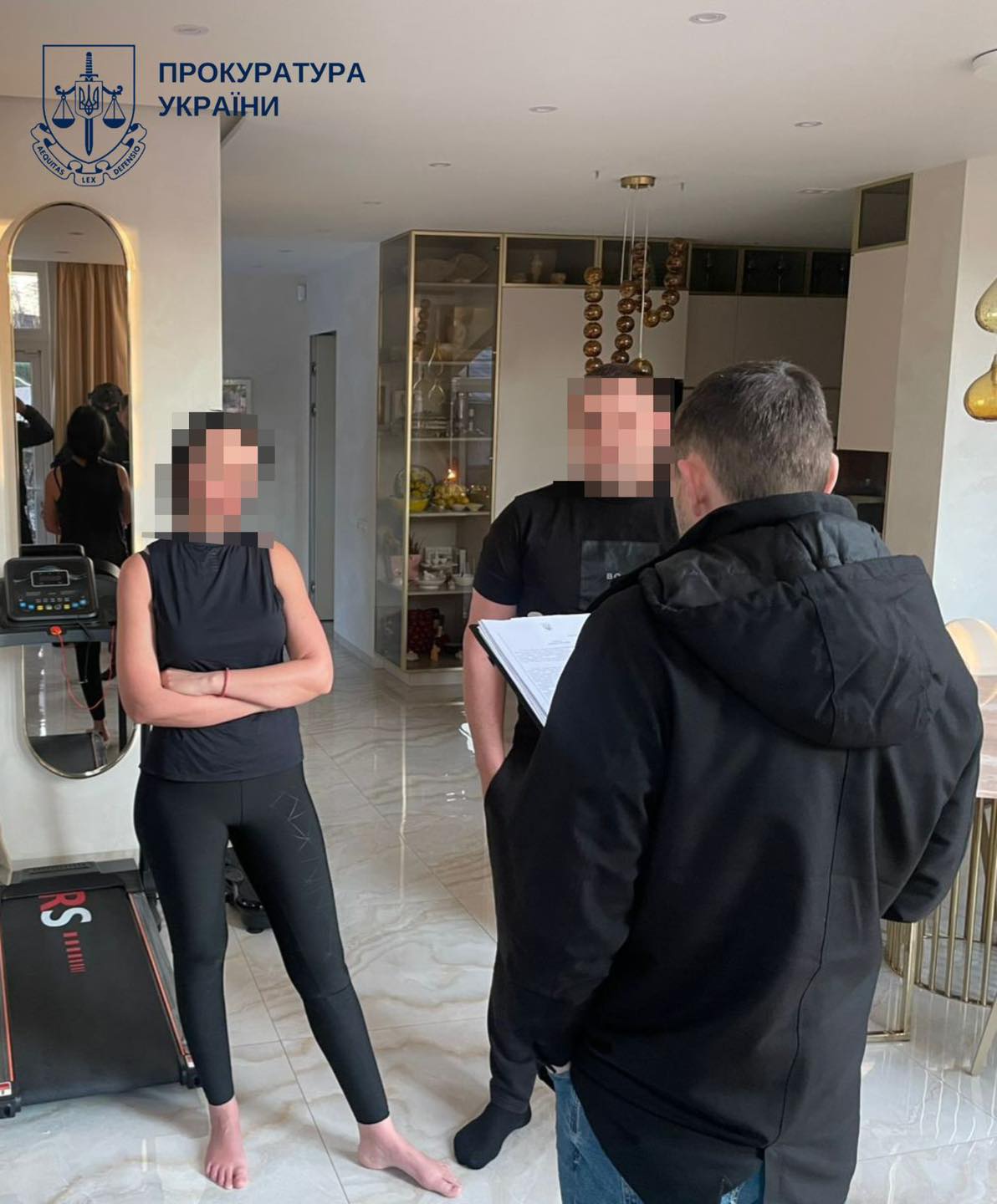 За версією слідства, до злочинного плану була залучена приятелька науковця, яка допомагала йому по господарству