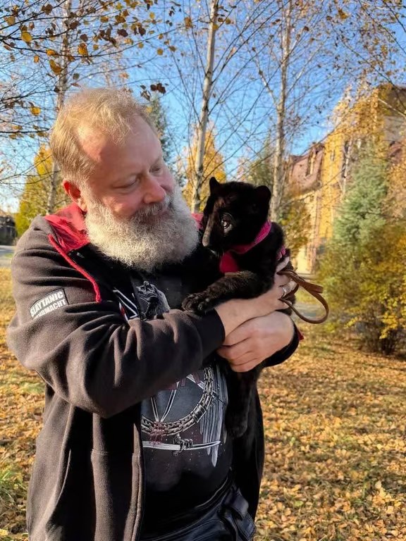 Засновник парку Михайло Пінчук з Герою на прогулянці