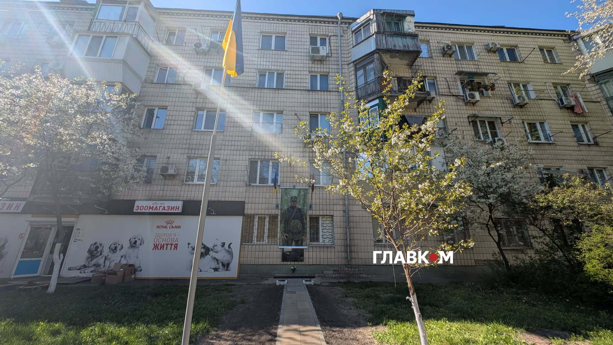 Сонячні промені освітлюють алею, що веде до меморіалу