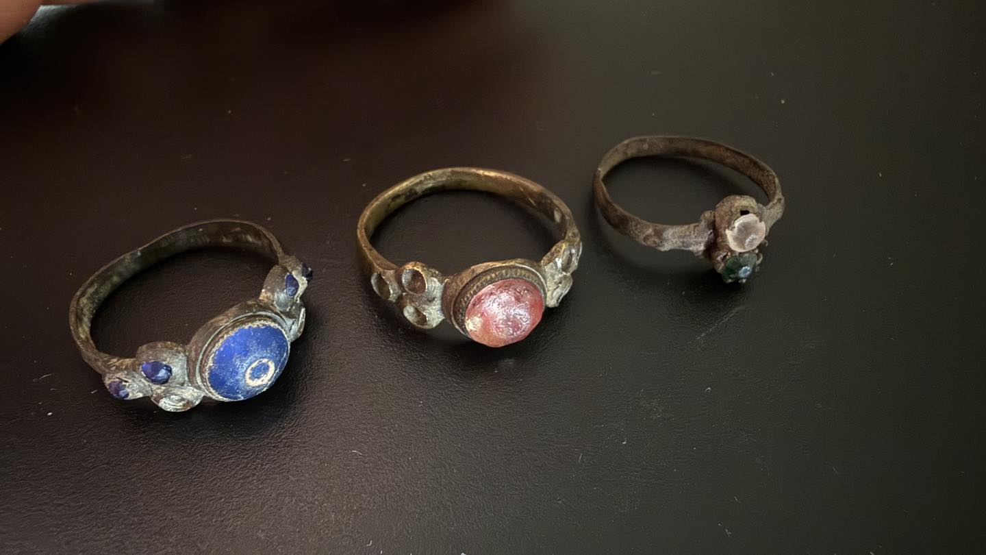 Жіночі персні із вставками зі скла  – зразки жіночих прикрас (19-20 століття)