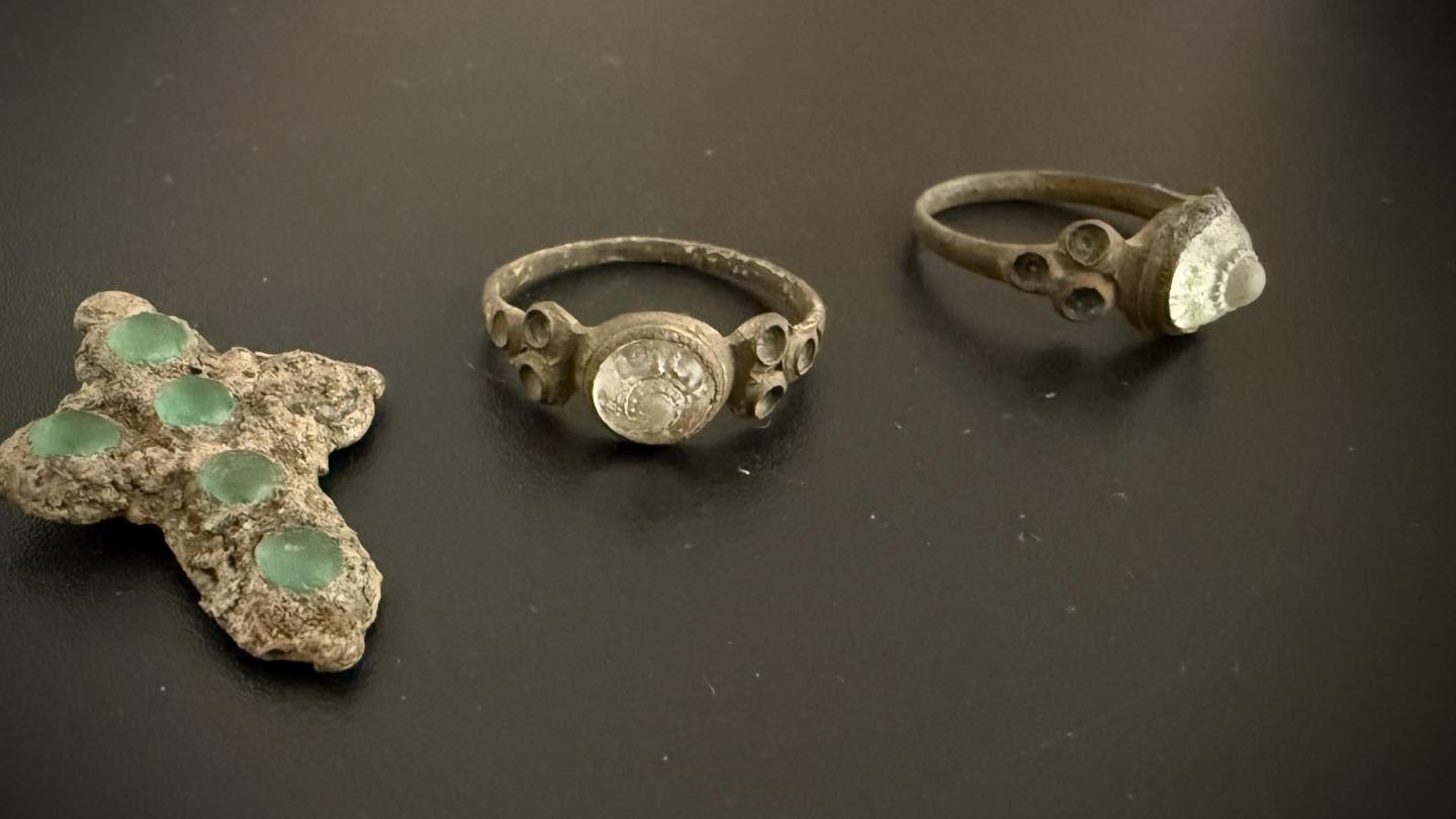 Жіночі персні і натільний чотирикінцевий хрестик латинського типу