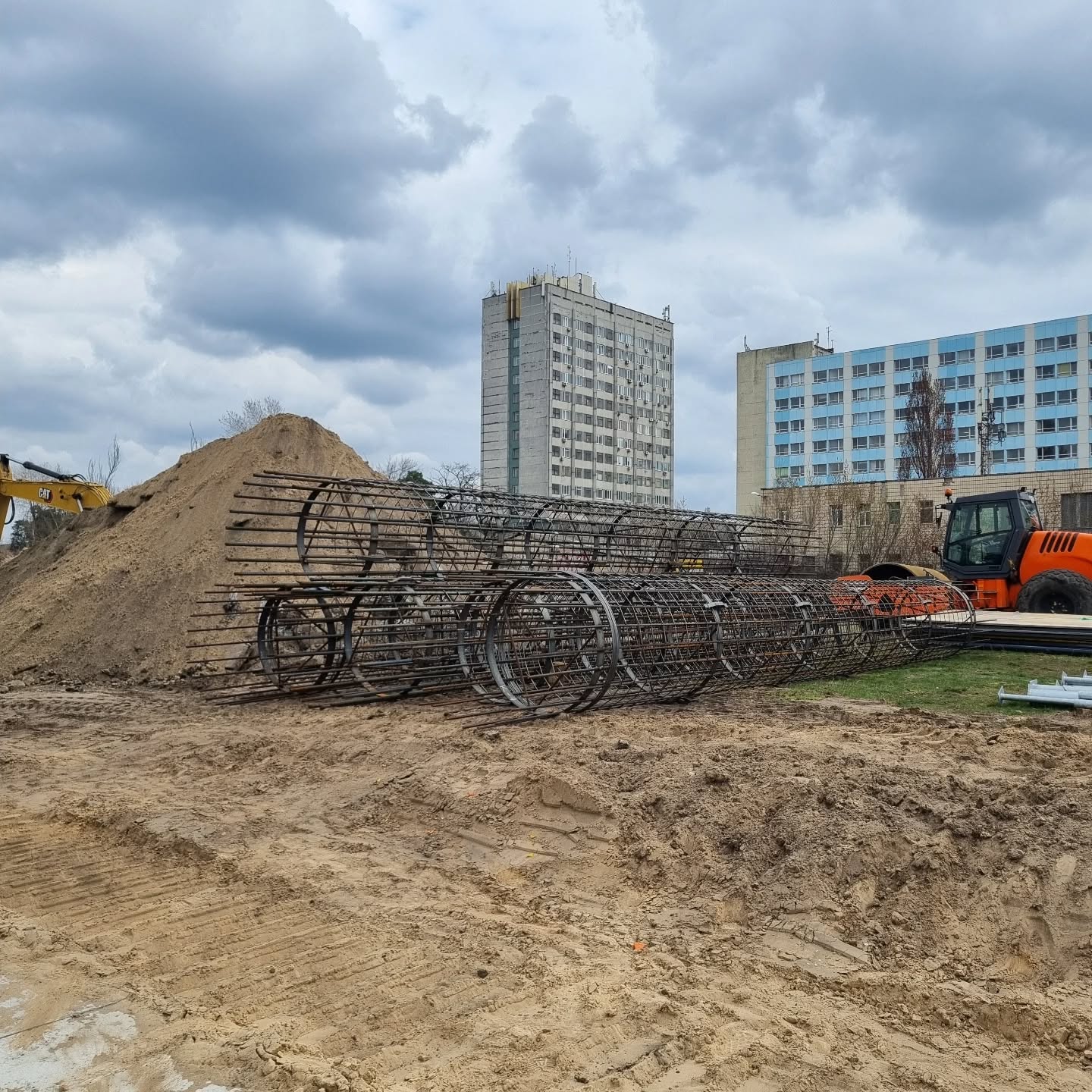 В будівельне містечко, серед іншого, вже завозять армувальні каркаси для паль нового шляхопроводу 