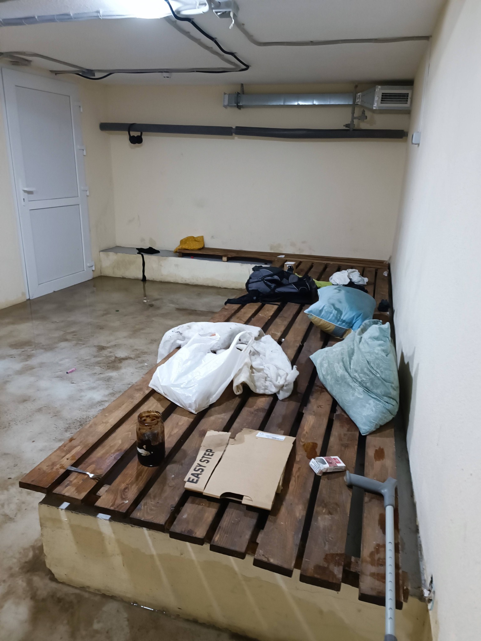 Шприци, сморід, бруд. У Дарницькому районі безхатьки поселилися в новому укритті фото 1