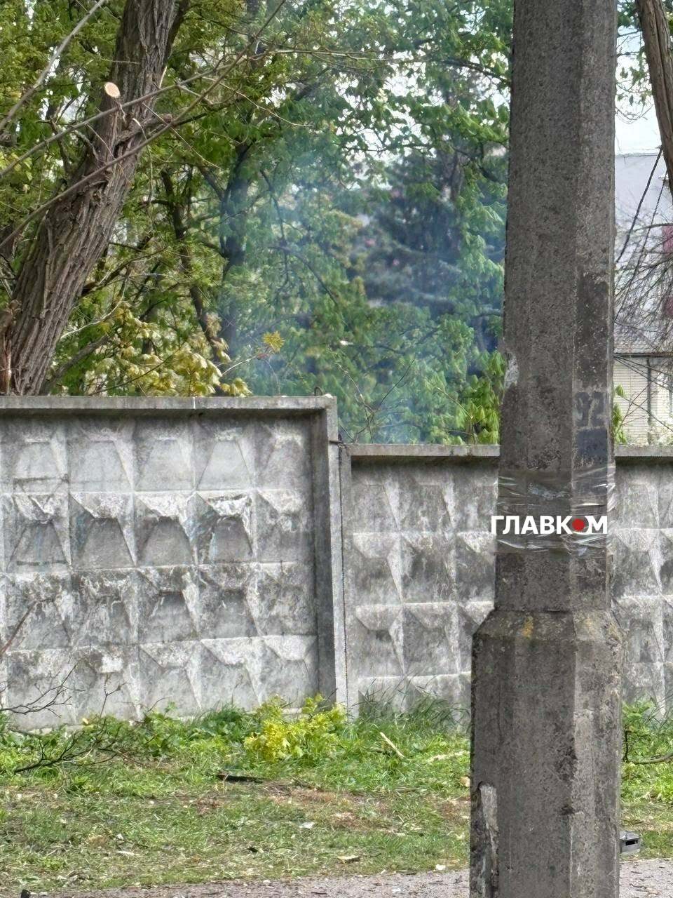 Атака на Київ: уламки «шахеда» впали на територію Шулявського кладовища (фото) фото 3