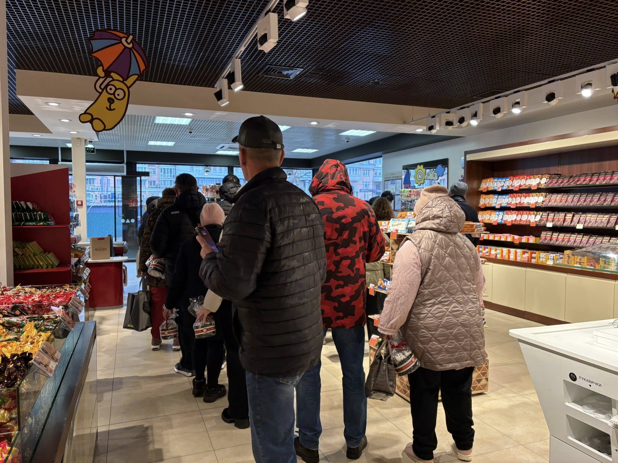 07:53. Перші покупці вже вишикувалися в чергу до каси