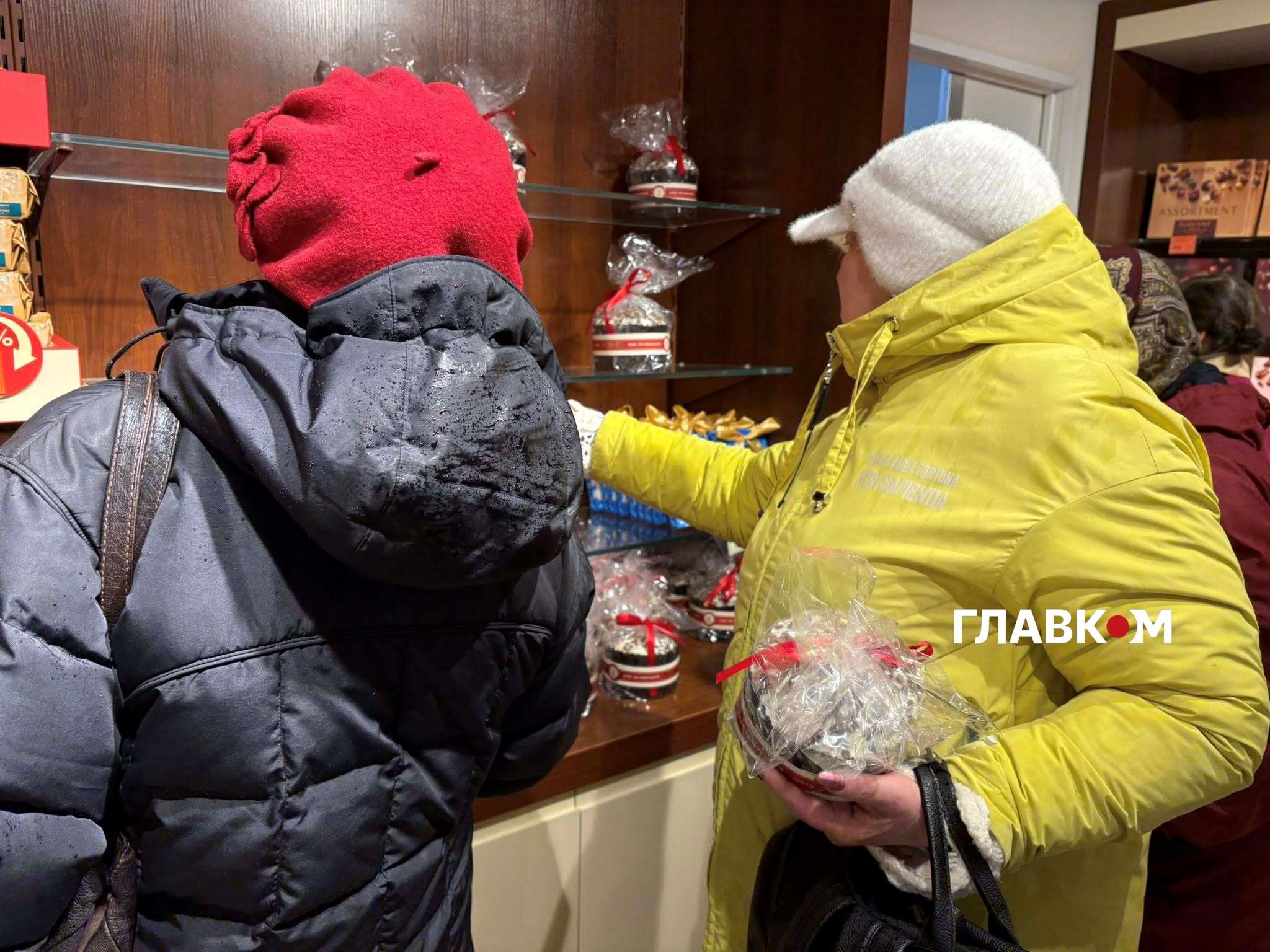 Однієї паски замало: перші відвідувачі забирають із полиць щонайменше по два кекси
