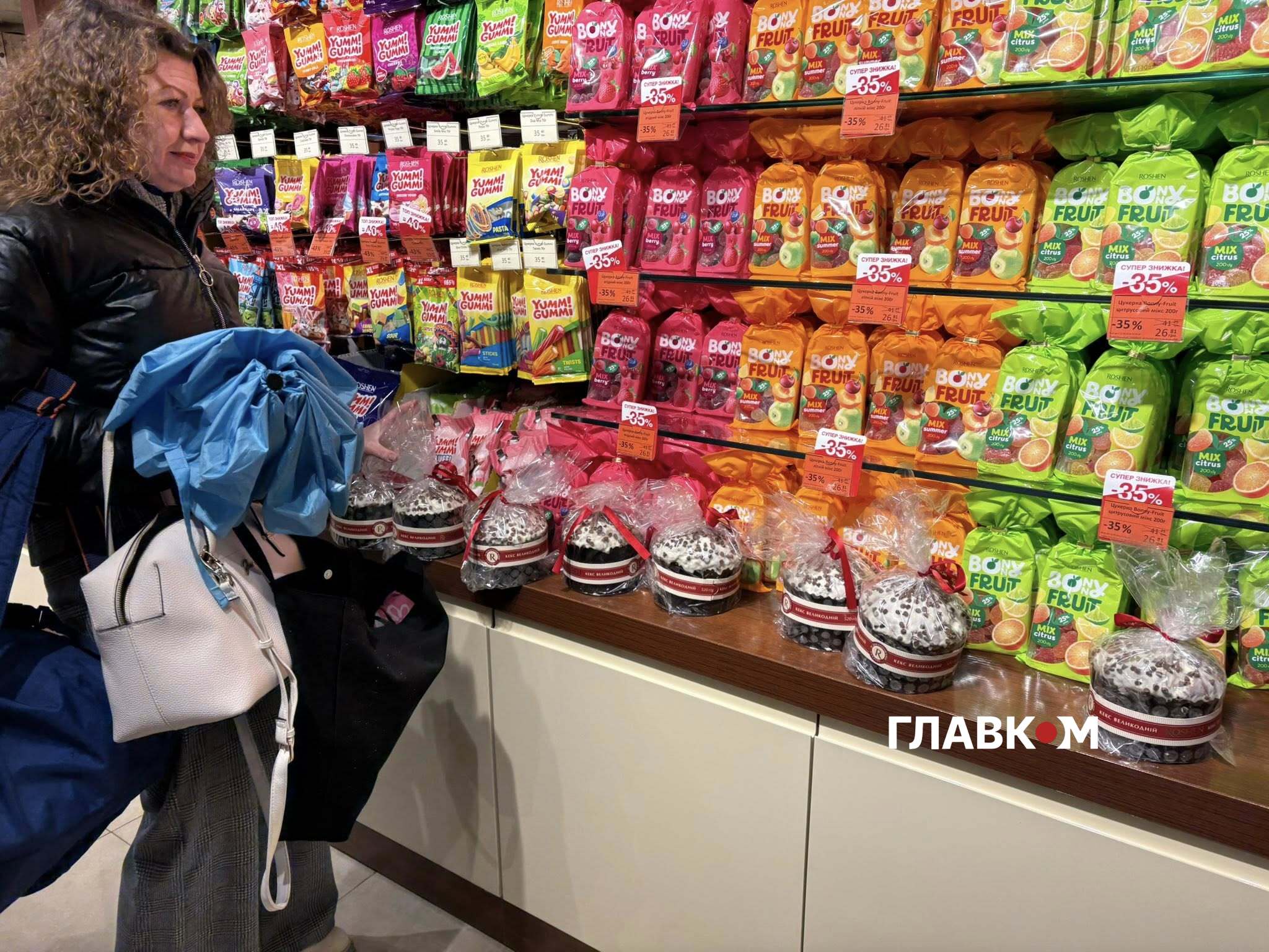 08:00. Офіційний час відкриття. Тим, хто прийшов зараз, ще щастить – кілька пасок досі на вітрині