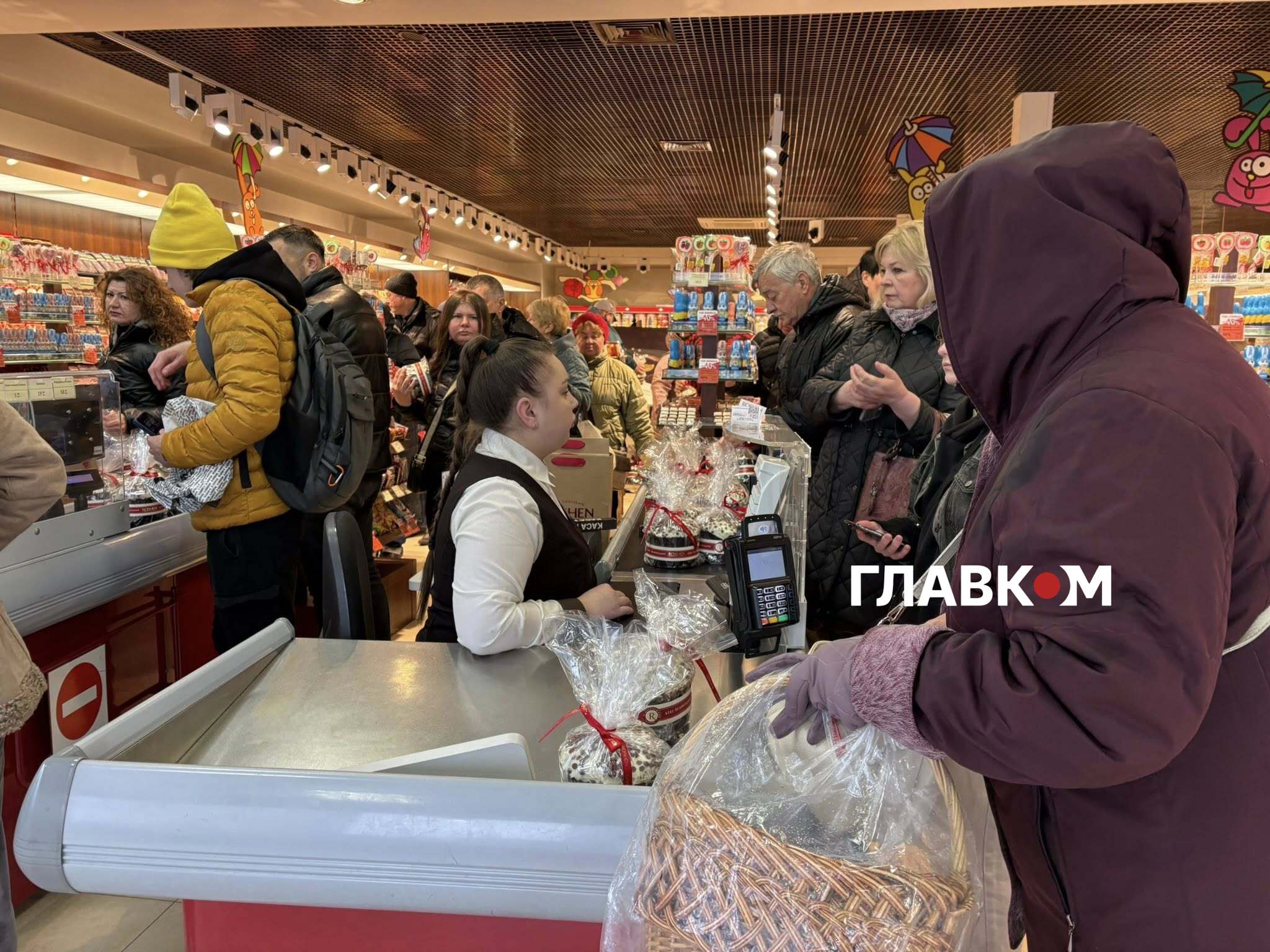Лише 07:55, а перші щасливі власники великодніх кексів уже розраховуються на касі