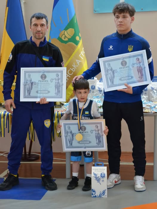  Під керівництвом тренера Максима Скрипника та його наставника Дмитра Пікалова Леон Козаченко займається класичною боротьбою вже півтора року