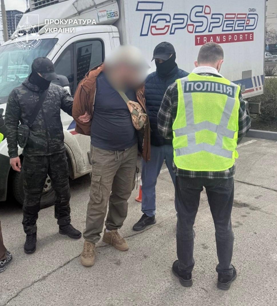 Зловмисника затримали під час отримання частини суми