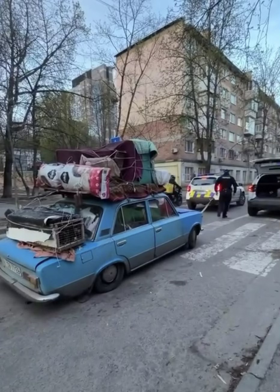 Патрульні відбуксирували «дім на колесах» до автосервісу
