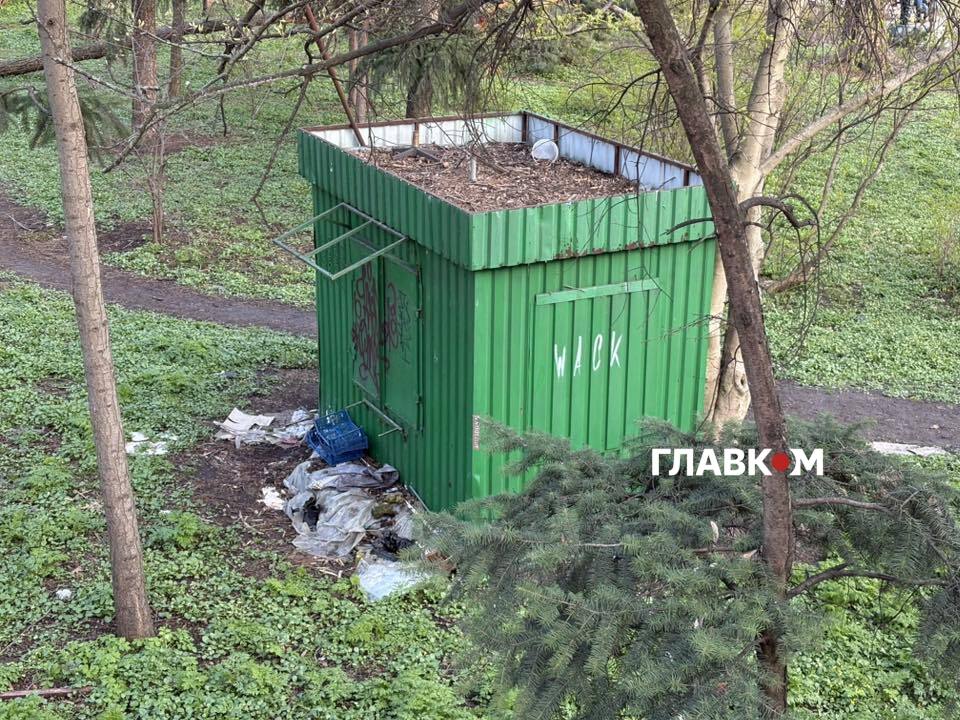 Старий МАФ і купа сміття під ним