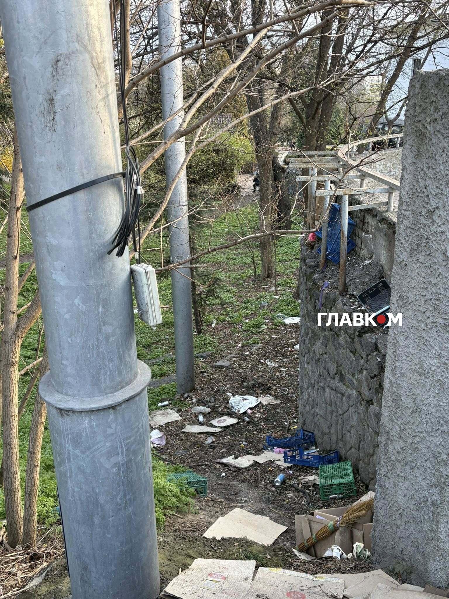 Занедбаний стан ботсаду щодня спостерігає величезна кількість людей