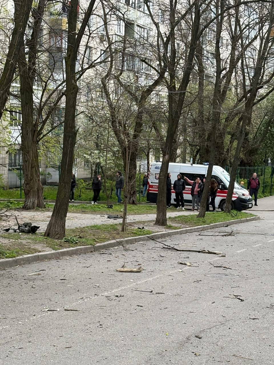 На місце падіння уламків вже прибула карета швидкої допомоги