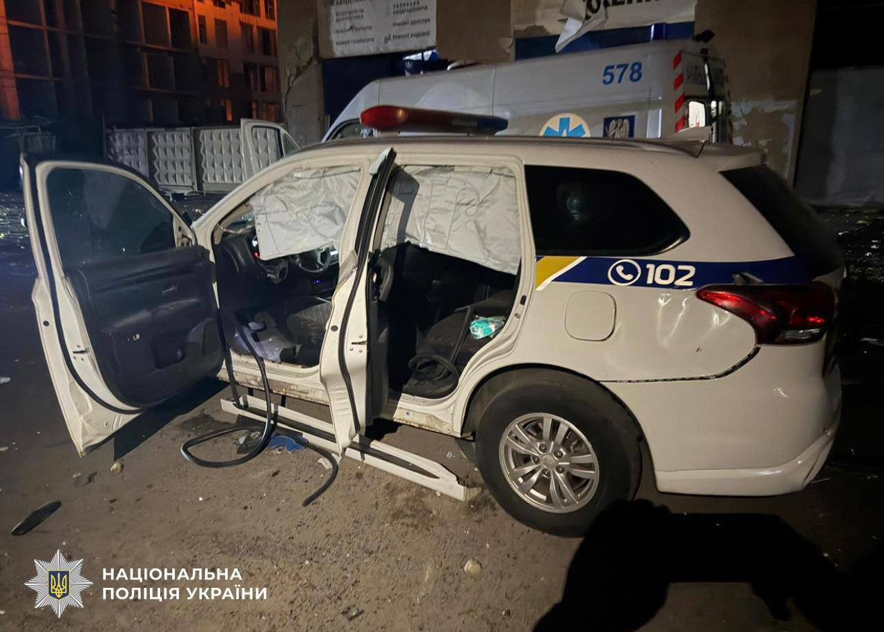 Поліцейська автівка, пошкоджена під час атаки