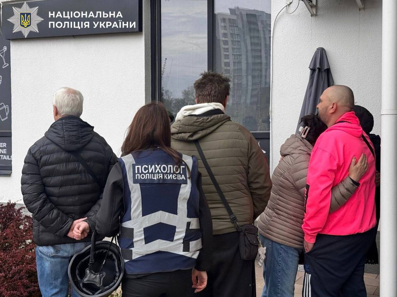 Місцеві жителі на місці влучання