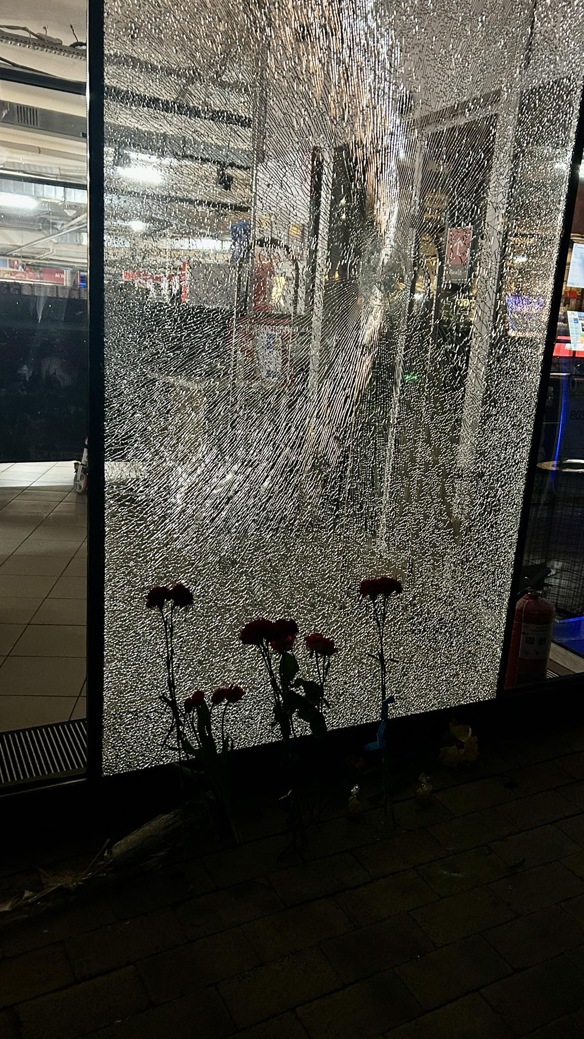 Квіти на вході до супермаркету, де сталася стрілянина