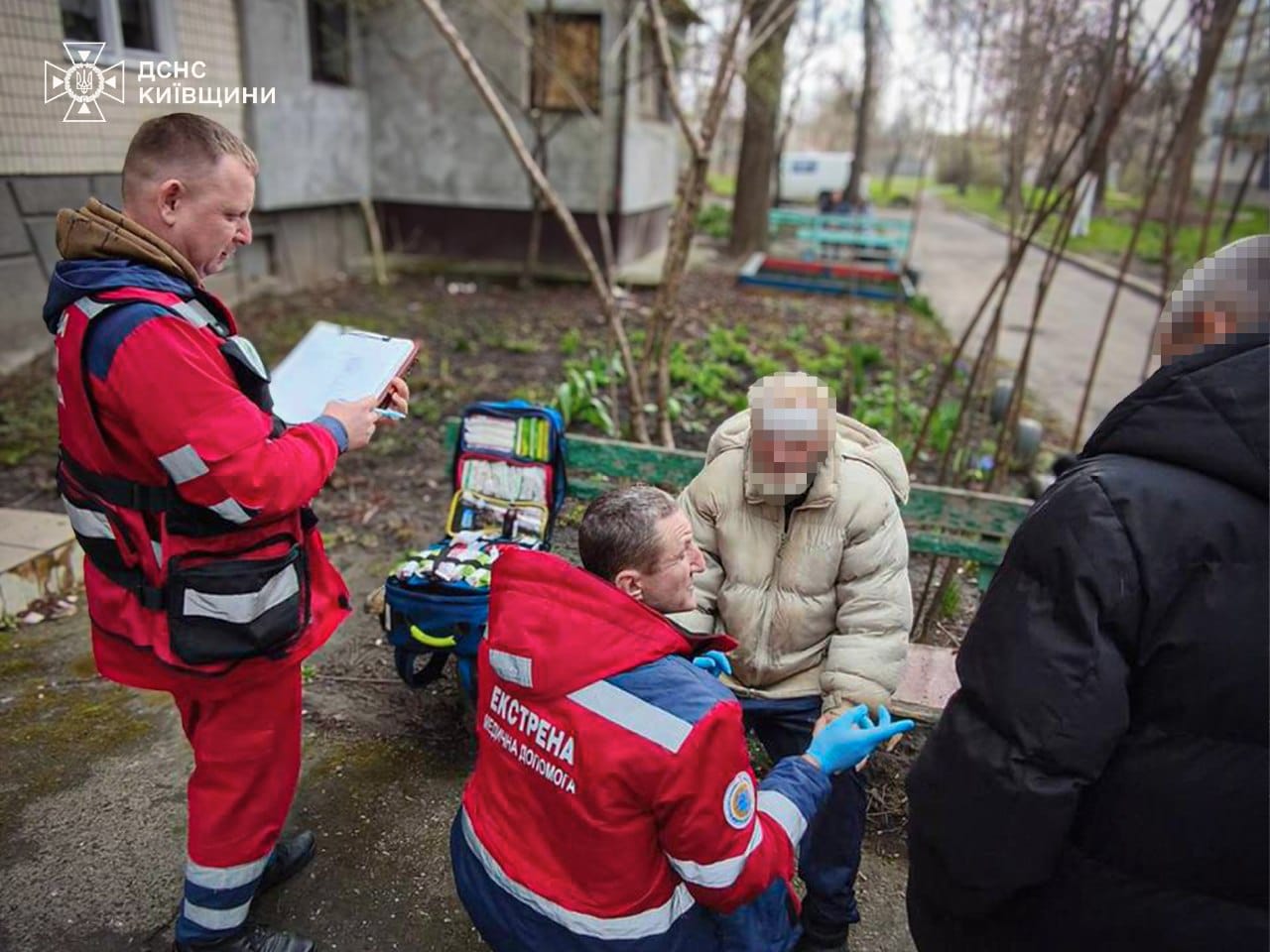 Медики надають допомогу постраждалому власнику квартири, де стався вибух