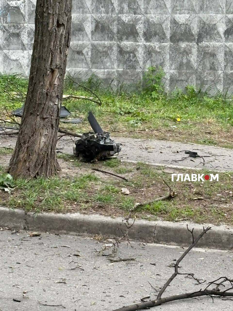 Атака на Київ: уламки «шахеда» впали на територію Шулявського кладовища (фото) фото 1