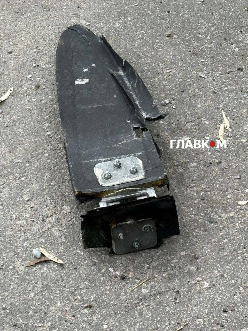 Атака на Київ: уламки «шахеда» впали на територію Шулявського кладовища (фото) фото 2