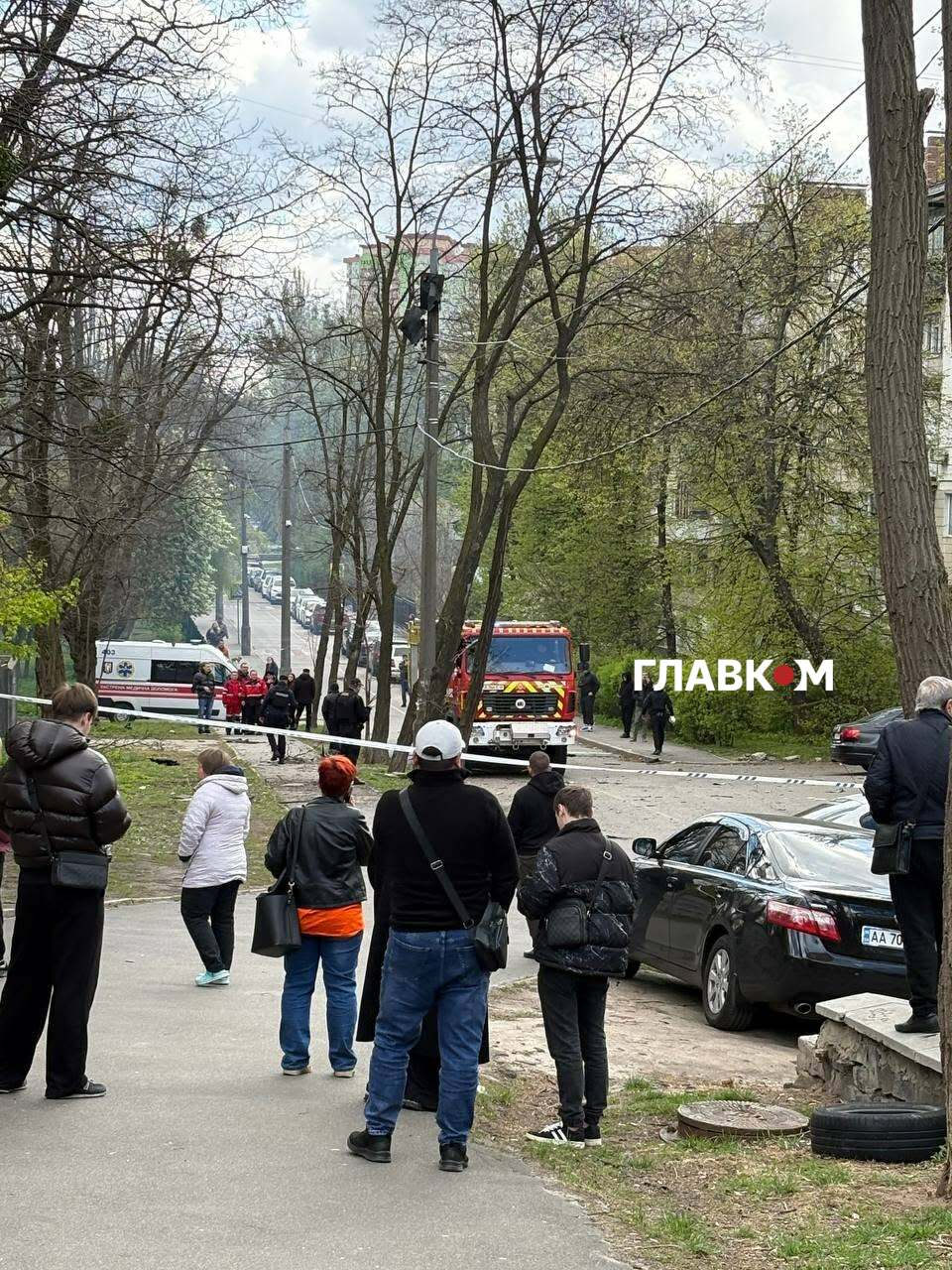 На місце падіння уламків у Києві прямує рятувальна служба