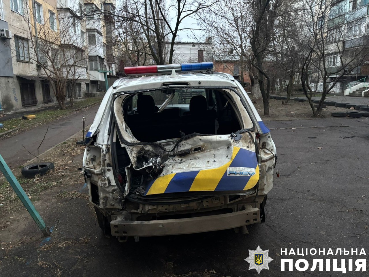 Російські військові вдарили FPV-дроном по службовому автомобілю поліції