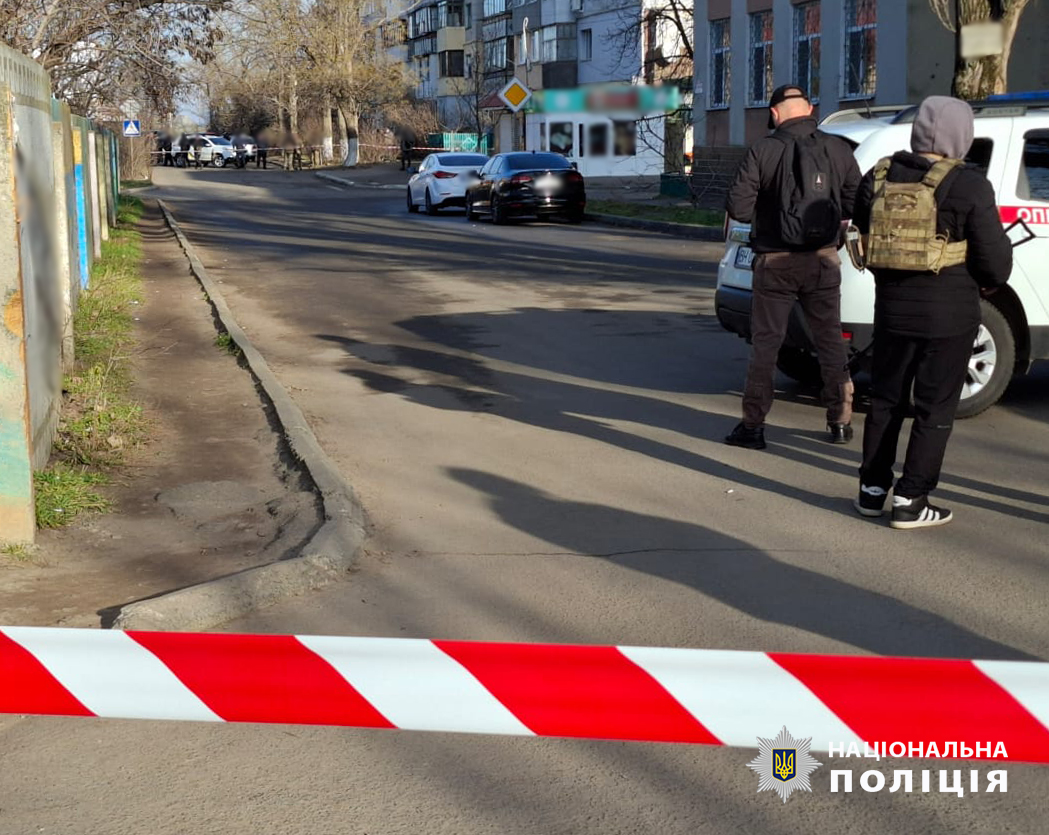 На місці події працюють співробітники Національної поліції, Служби безпеки України та ДСНС