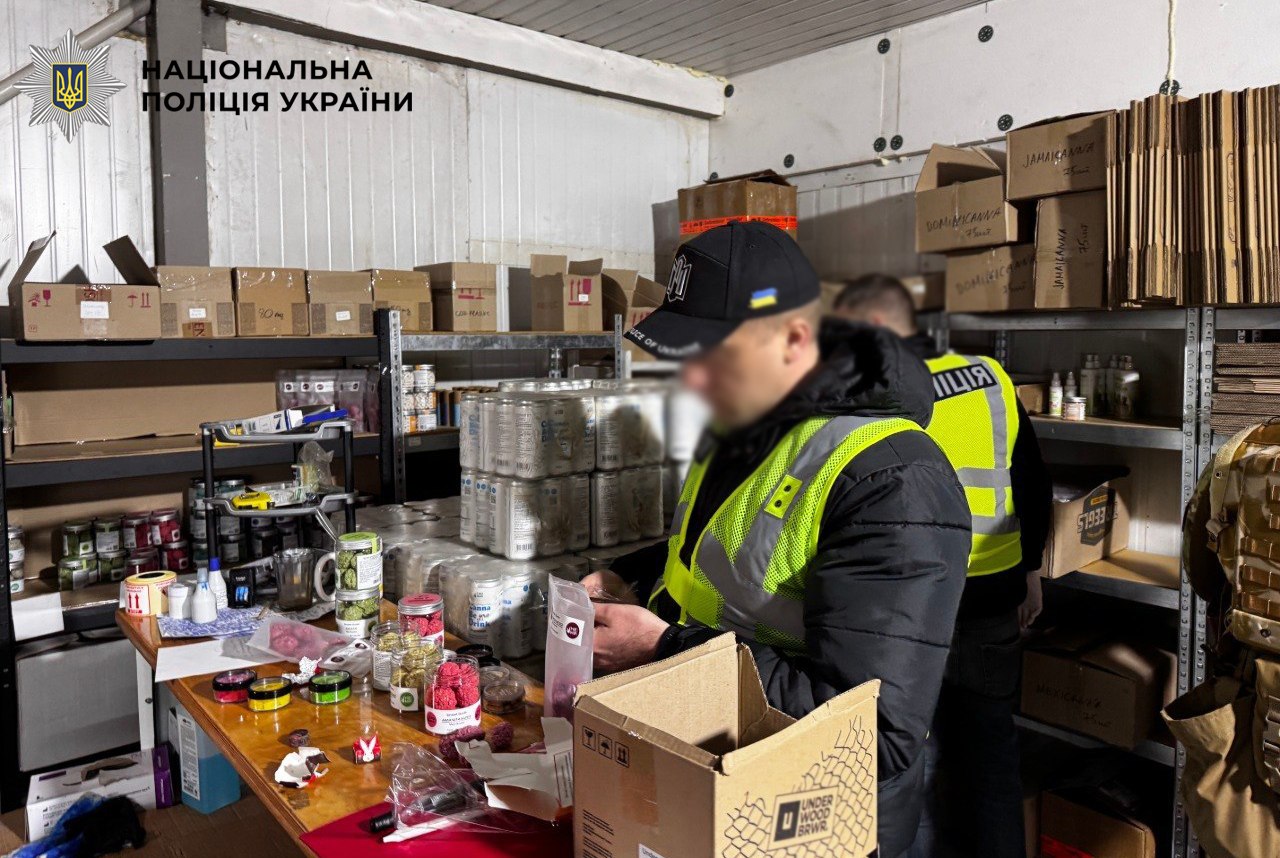 Правоохоронці провели десятки обшуків у місцях зберігання та збуту речовин