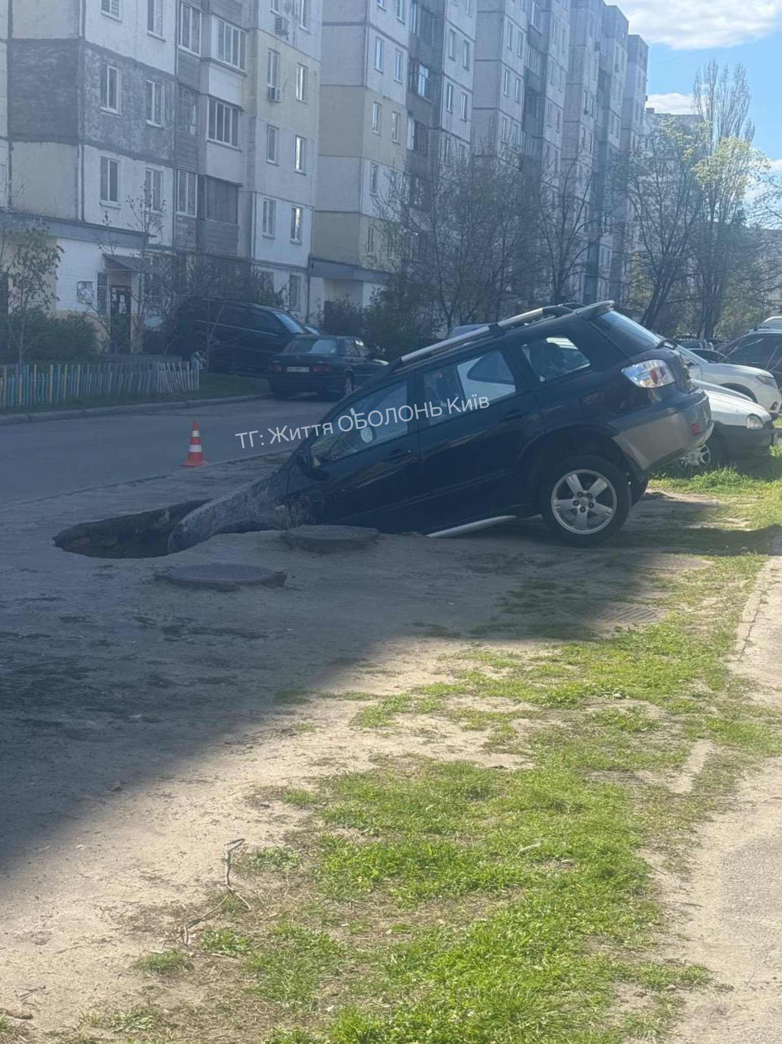 В одному з дворів на Оболоні кросовер потрапив у пастку