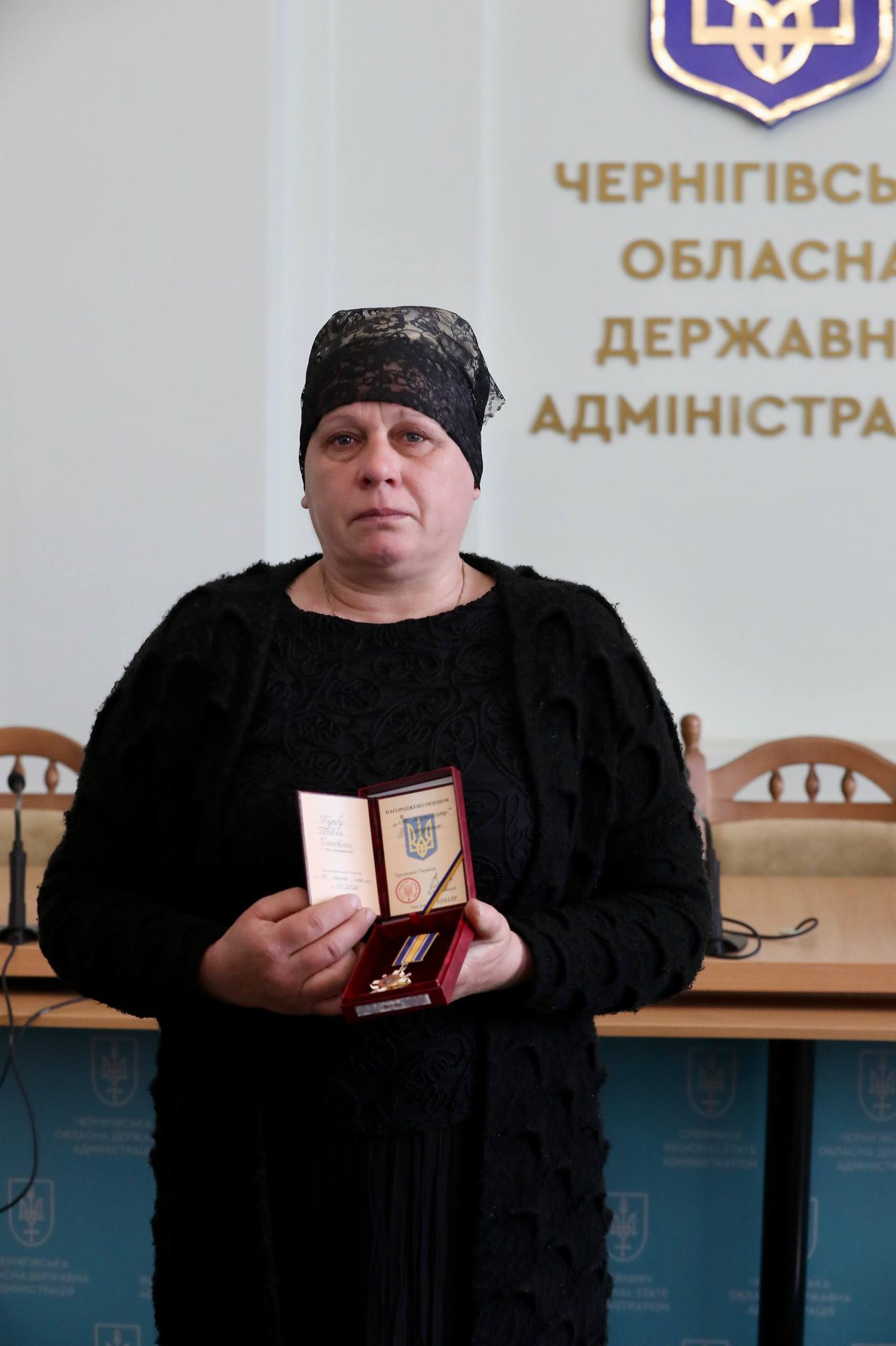 Мама Павла Бурби тримаю посмертну нагороду сина