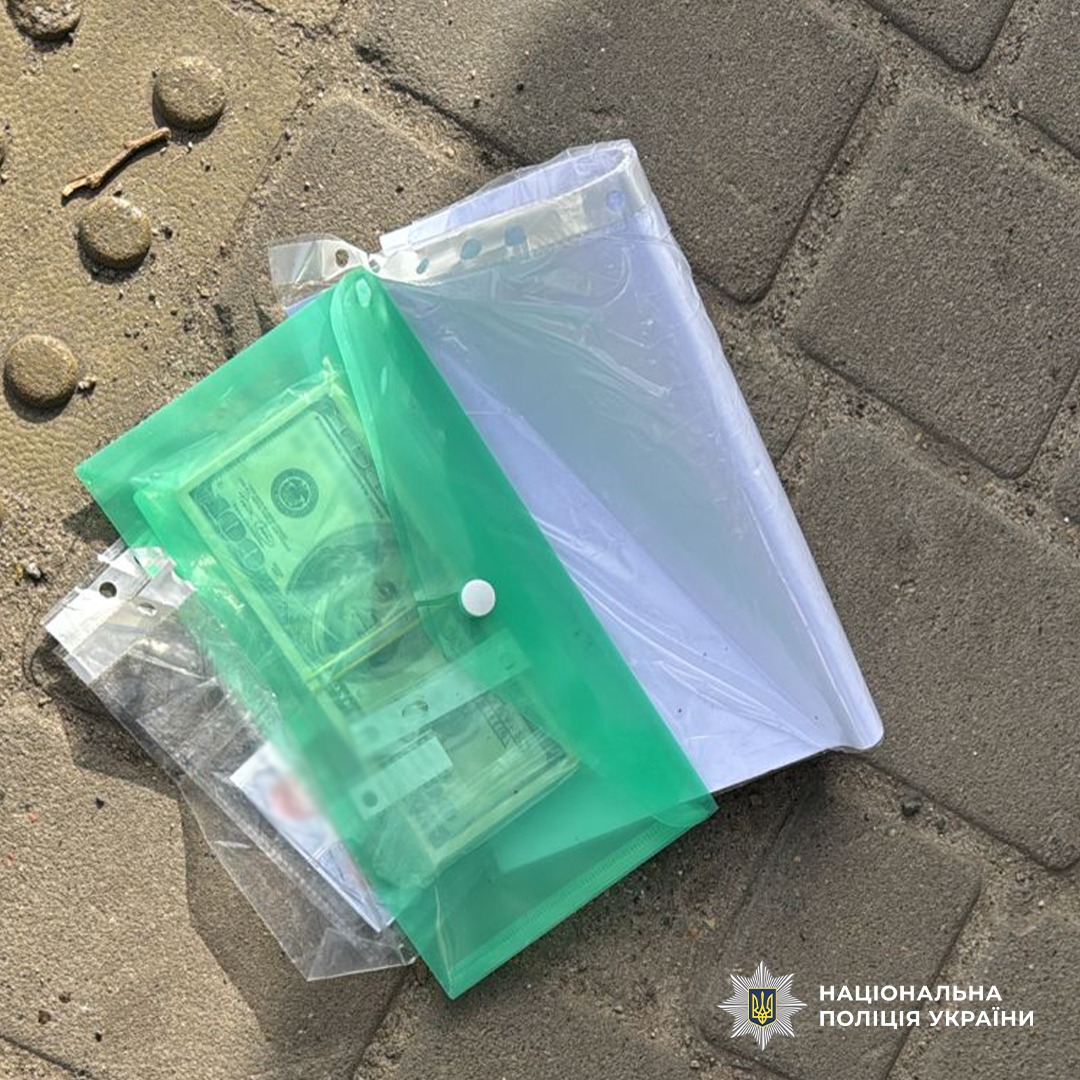 Правоохоронці затримали фігуранта «на гарячому» відразу після отримання ним першої частини суми у розмірі $10 тис.