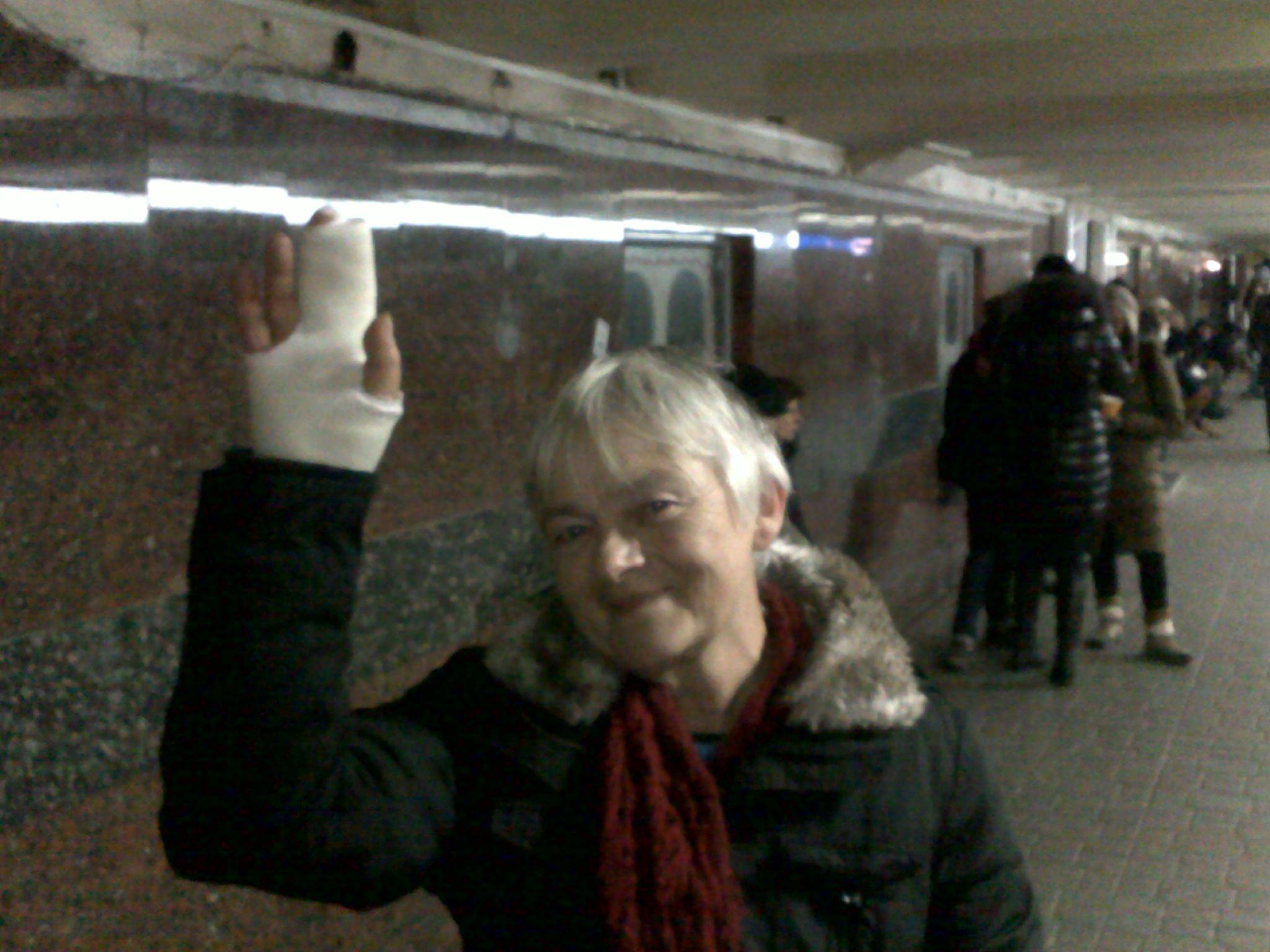 Навіть зі зламаною рукою Любомира Кеплер продовжувала працювати у медичному наметі Майдану